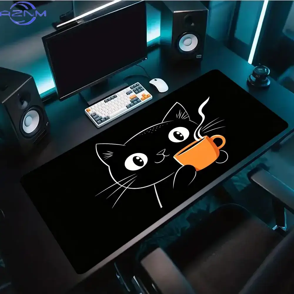 Desk Setup Pc And Laptop - かわいい線画の猫がコーヒーカップを手に持っているデザインの、大型ゲーミングマウスパッド。滑り止め加工が施されたゴム製のデスクマットで、PC、ノートパソコン、オフィス、自宅でのゲーム環境に最適。